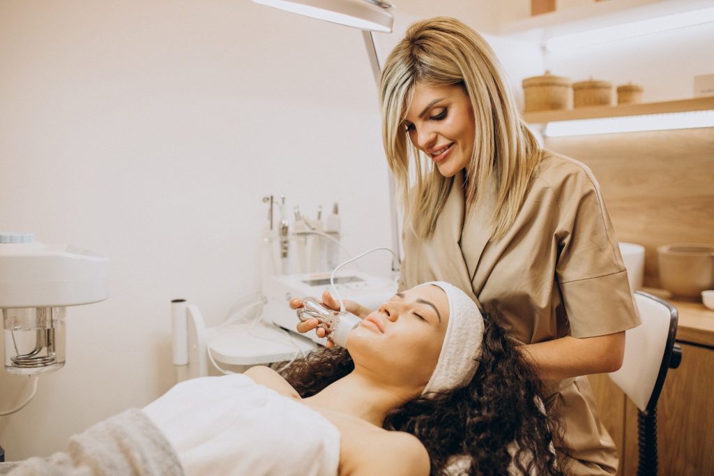 mujer cosmetologo haciendo procedimientos belleza 1303 26010